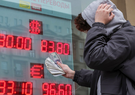 Экономист оценил риски падения рубля до 100 за доллар