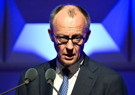 Канцлер Германии обиделся на США за ослабление санкций против России