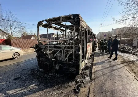 Объятый мощным пламенем автобус попал на видео