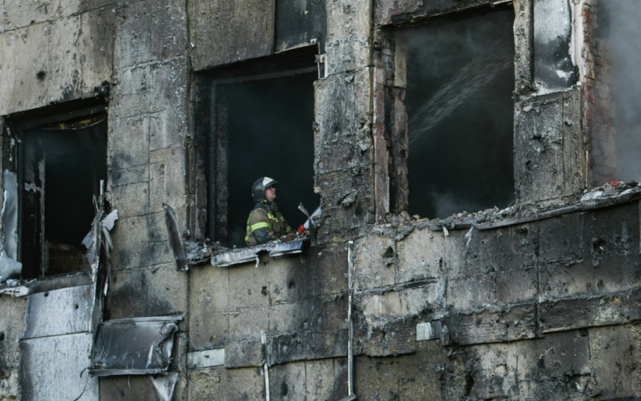 Сотрудник пожарной охраны МЧС РФ в здании детской поликлиники в Донецке, уничтоженном в результате обстрела со стороны ВСУ