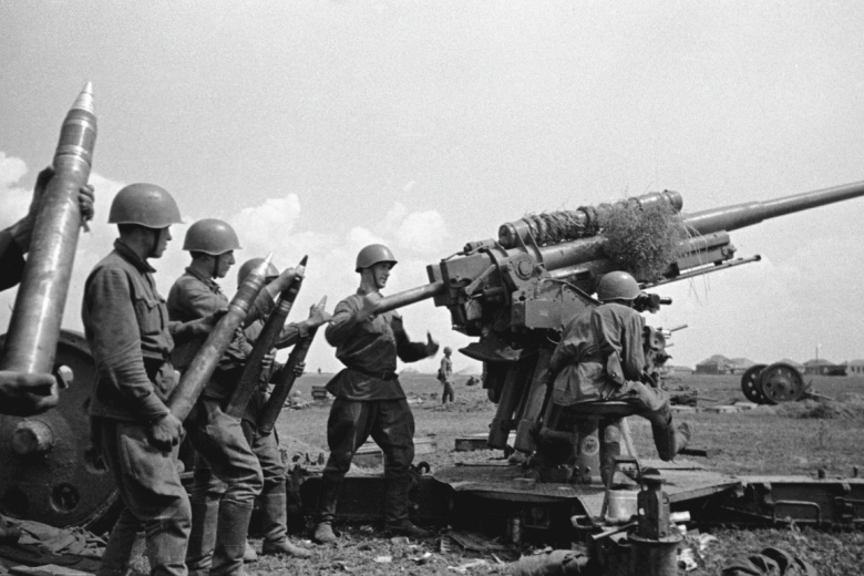 Артиллерийский расчет войск Отдельной Приморской армии Южного фронта ведёт огонь по немецким позициям в районе города Одессы