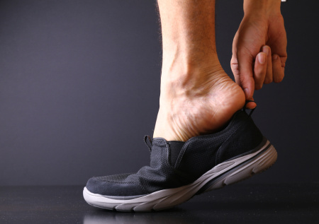 Врач рассказала о серьезных последствиях неправильно подобранной обуви