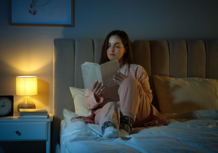Стало известно, какие книги россияне предпочитают читать перед сном