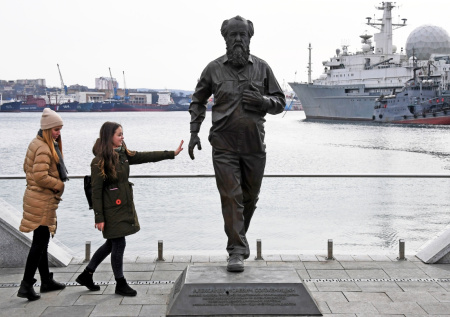 Стала известна судьба памятника Солженицыну в центре Владивостока