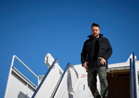 Зеленский прилетел в Париж