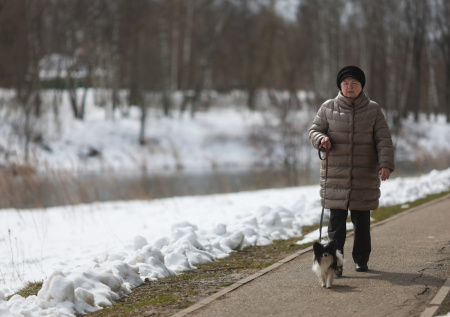 Климатолог рассказал, когда москвичи смогут убрать зимние вещи