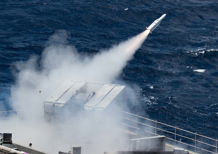 США выпустили ракеты по иранскому судну в Персидском заливе