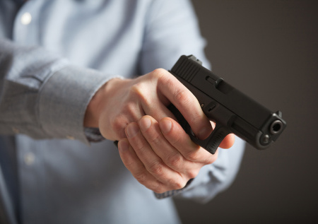 В Хабаровске охранник-стажер попыталась взломать дверь пистолетом