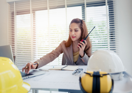 Быть на связи: как выбрать рацию для «бетонного» города — инструкция