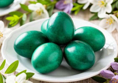 Шелухой больше не крашу. Всего одна хитрость — и на столе нежные изумруды, сверкают и переливаются на солнце