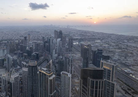 Рухнувшие в Дубае загадочные обломки повредили здание