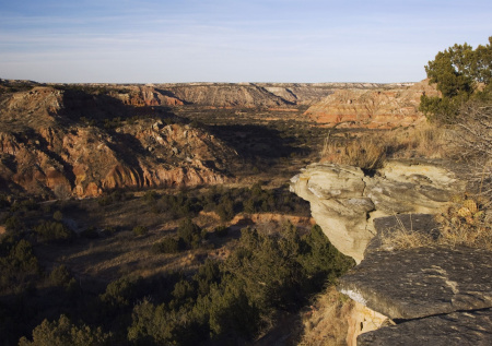Мужчина сорвался на машине в глубокий каньон и чудом выжил