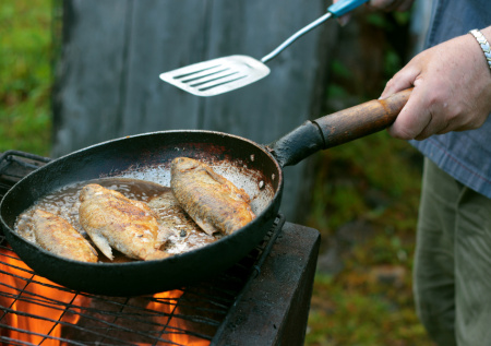 Хрустящая салака на сковороде: когда простая рыба превращается в кулинарный хит. Комбо идеальной корочки и сочной мякоти