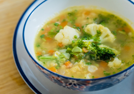 Нежный бархатный суп из цветной капусты: простой рецепт первого блюда, которое вкуснее привычных щей