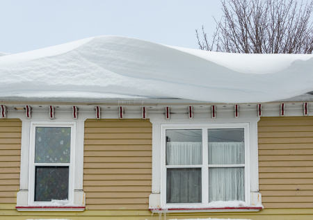 Пласт снега сошел с крыши дома и насмерть придавил двухлетнюю россиянку