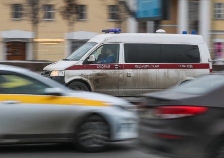 Два человека пострадали при опрокидывании грузовика на автомобиль в Москве