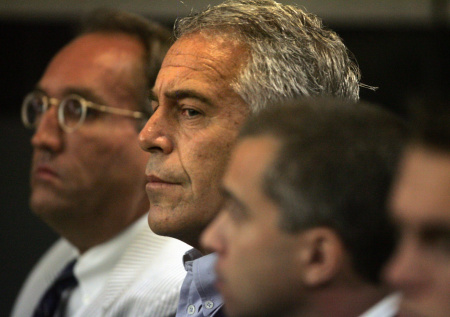 Стало известно, кому Эпштейн мог поставлять своих жертв