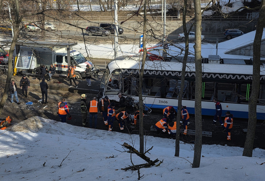 Последствия ДТП с участием двух трамваев на ул. Водников на северо-западе Москвы