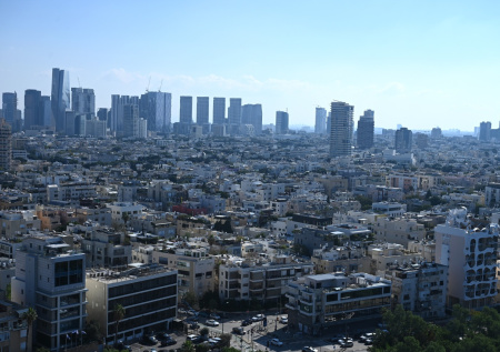 Момент взрыва боеприпаса рядом с мужчиной в Тель-Авиве попал на видео