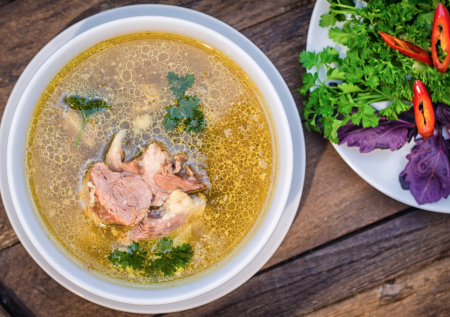 Этот крестьянский суп — мое спасение, когда нужна сытная еда без лишних хлопот. Ароматный бульон без зажарки, словно из русской печи