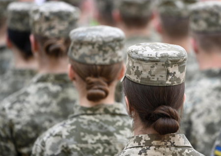 Командир ВСУ нанял певицу для восхваления себя на фоне гибели солдат