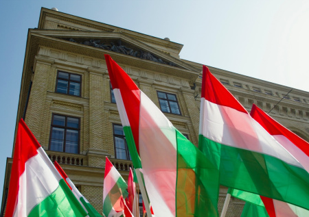 Жители страны ЕС вышли на многотысячный марш против помощи Зеленскому