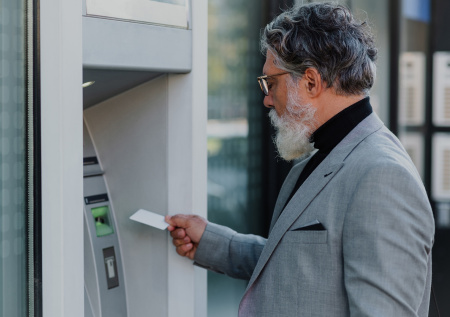 На 100 000 меньше. Число банкоматов в РФ упало до минимума: что случилось