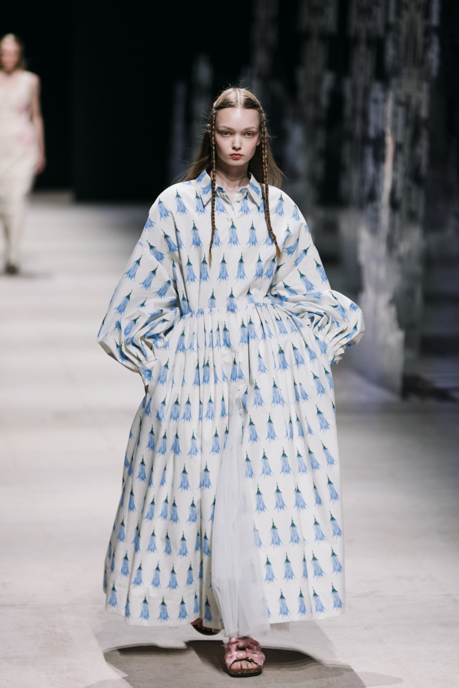 Показ Алены Ахмадуллиной на Неделе высокой моды в Москве