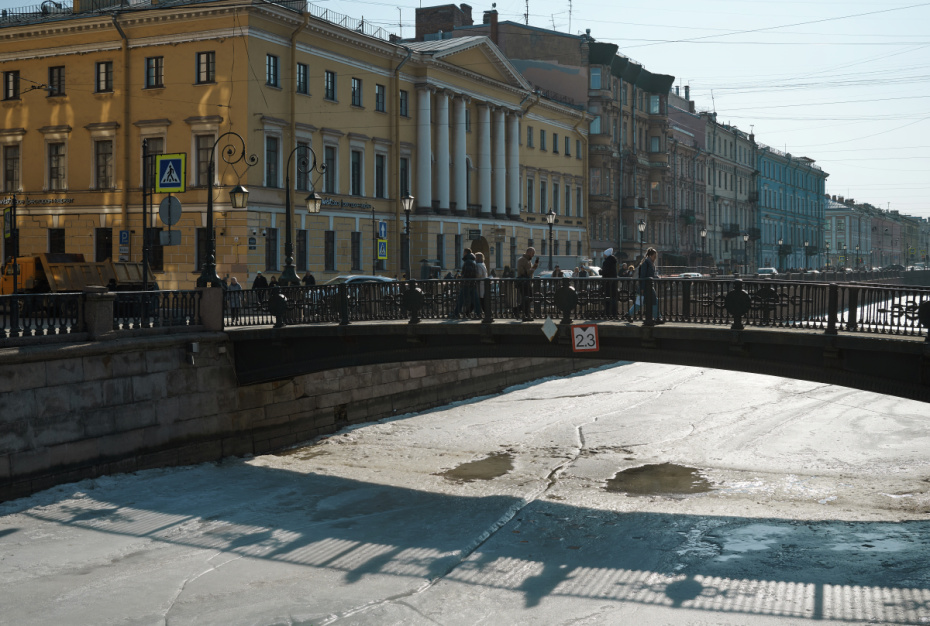 Горожане на мосту на канале Грибоедова в Санкт-Петербурге