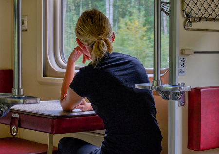 Юрист ответил, чем может обернуться распитие алкоголя в купе поезда