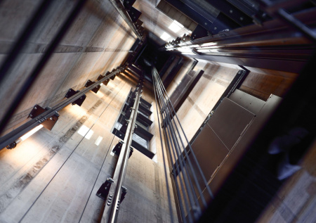 Двое рабочих упали в шахту лифта с высоты 27 этажа