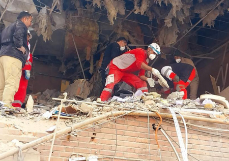 Появились кадры разборов завалов после авиаударов по Ирану США и Израиля