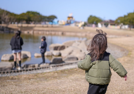 Родителей призвали не отпускать детей одних на прогулки у водоемов