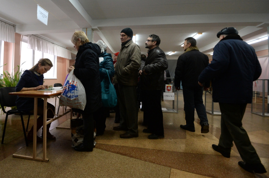 Жители Симферополя на одном из избирательных участков во время голосования на референдуме о статусе Крыма в 2014 году