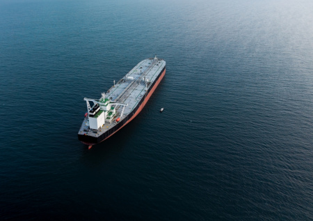 Танкер у берегов ОАЭ получил повреждения от неизвестного снаряда