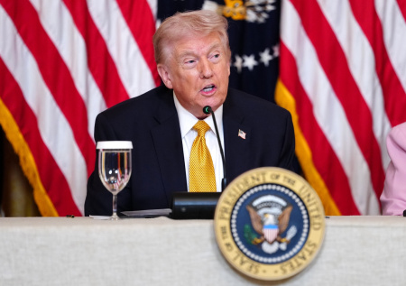 Политолог ответил, что может резко ухудшить рейтинг Трампа в США