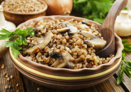 Врач предупредила об опасности гречки с грибами
