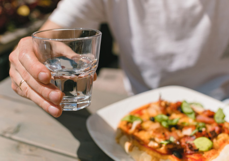 Диетолог объяснила, в каком случае можно запивать еду водой