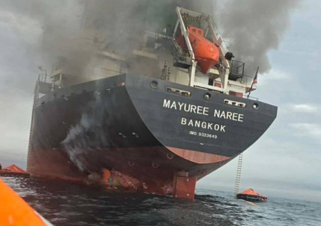 Обгоревшие суда попали на фото после попытки прорыва через Ормузский пролив