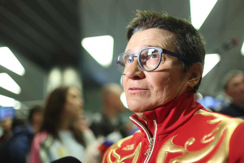 Тренер российских паралимпийцев-лыжников Ирина Громова во время встречи паралимпийской сборной России в аэропорту Внуково