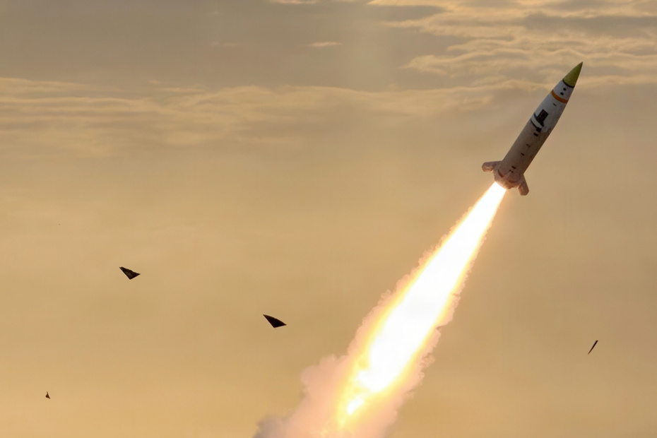 Высокомобильная артиллерийская ракетная система армии США, известная как HIMARS, запускает ракеты в поддержку операции «Эпическая ярость» по целям в Иране