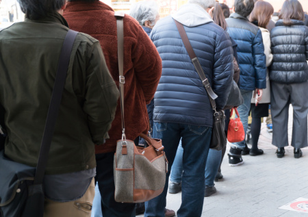 Эксперт по этикету рассказала, как правильнее всего занимать очередь