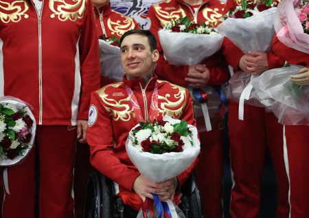 Пели гимн на весь аэропорт: яркие фото встречи российских паралимпийцев