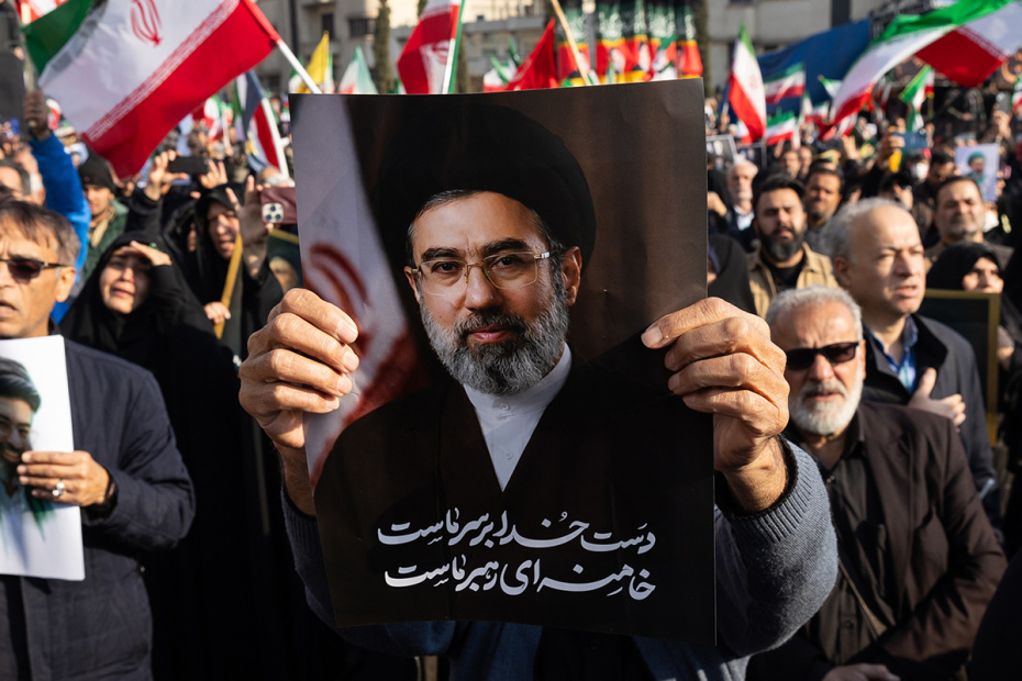 Протестующие на улицах Тегерана с портретом Моджтаба Хаменеи