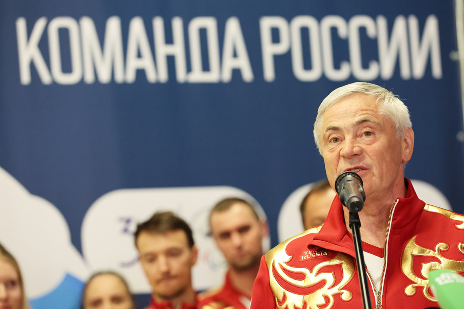 Президент Паралимпийского комитета России Павел Рожков во время встречи паралимпийской сборной России в аэропорту Внуково