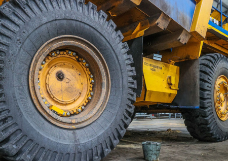 Столкновение УАЗа и самосвала на производстве привело к массовой трагедии