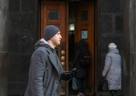 Специалисты начали снимать дополнительные двери в метро Москвы