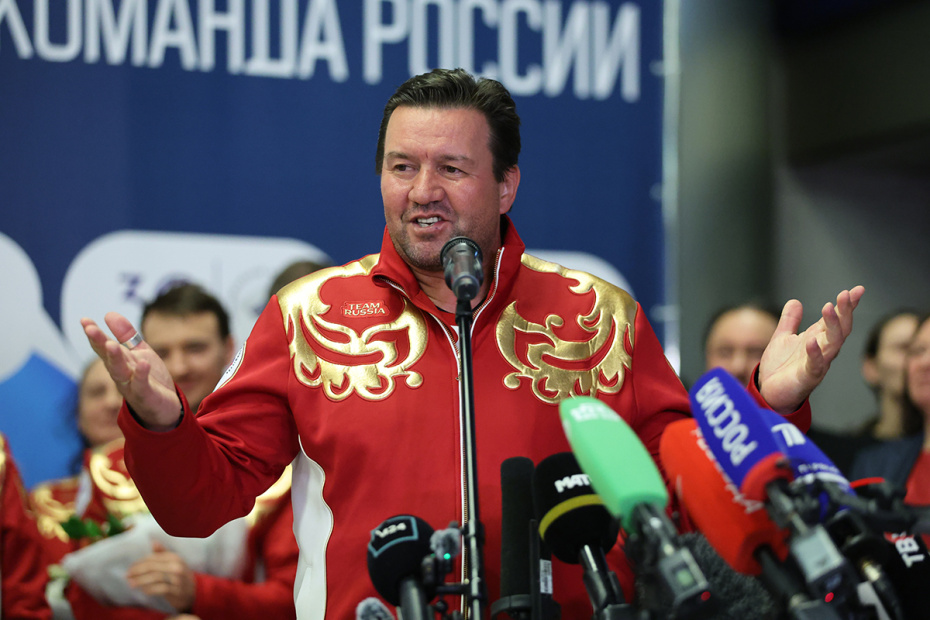 Старший тренер Алексей Кобелев во время встречи паралимпийской сборной России в аэропорту Внуково