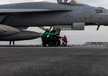 В деле о пожаре на авианосце США нашли неожиданную деталь