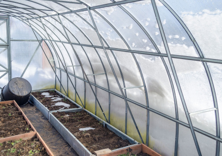 Садовод посоветовала, как ускорить таяние снега на грядке